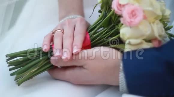 新郎新娘的双手戴着戒指视频的预览图