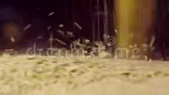 磨石磨小麦的宏观镜头视频的预览图