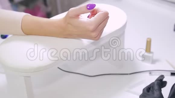 一家美容店的顾客用指甲油做的手视频的预览图