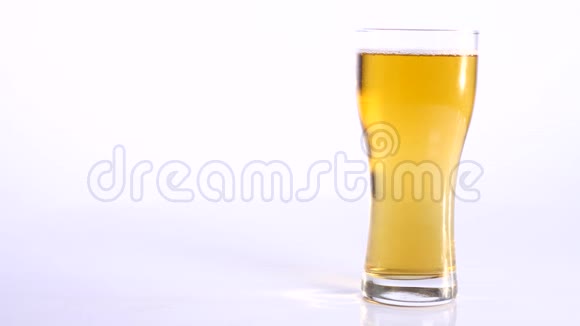 一杯白色啤酒上的小麦视频的预览图