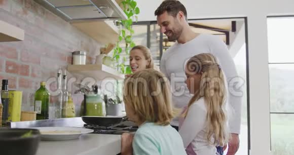 家庭在家厨房准备食物视频的预览图