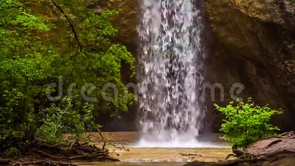 美丽的瀑布科兹雷克在克里米亚森林视频的预览图