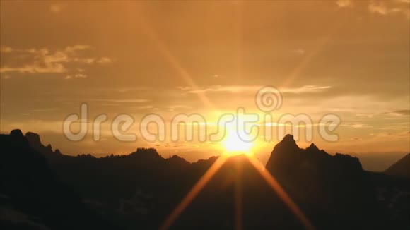 在山上日落视频的预览图