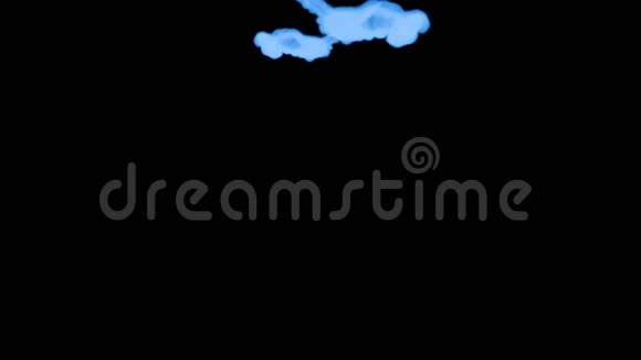 流动的荧光蓝墨水或烟雾隔离在黑色上缓慢运动水滴在水里用于油墨背景或视频的预览图