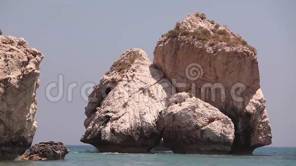 希腊塞浦路斯阿芙罗狄蒂的游泳池岩石从海水中伸出海岸上有岩石岩石垂直伸展视频的预览图
