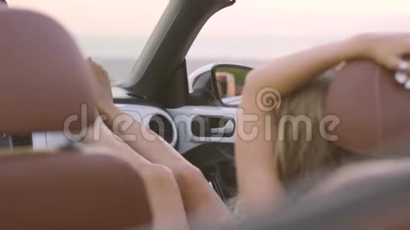 女人在可兑换车里放松视频的预览图