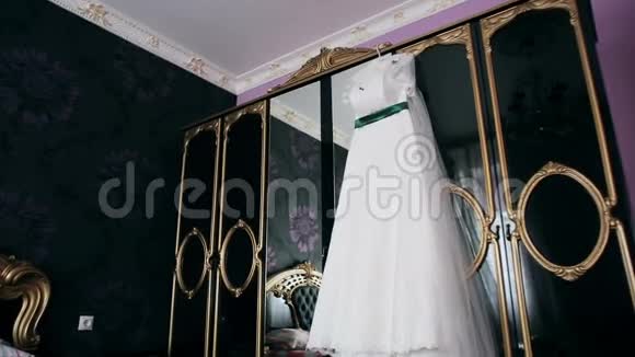 美丽的室内新娘的白色礼服视频的预览图