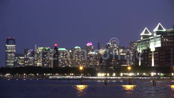 城市在夜间建筑物城市地区视频的预览图