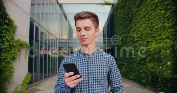 年轻人用电话外门视频的预览图