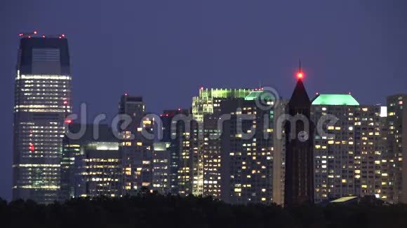 城市在夜间建筑物城市地区视频的预览图