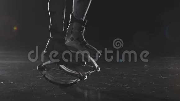 在kangoo跳鞋中腿部跳跃的特写慢动作视频的预览图