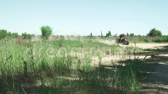 青少年在田里骑着ATV视频的预览图