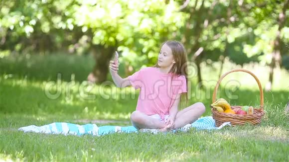 公园里瑜伽位置的小女孩视频的预览图