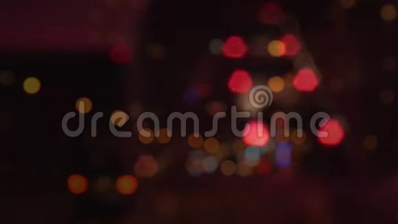 城市夜间的城市交通视频的预览图