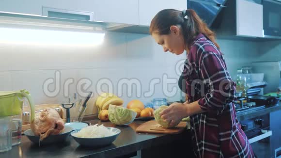 厨房里的女人准备一顿饭的概念生活方式中的女孩厨房用刀切白菜做素食者视频的预览图
