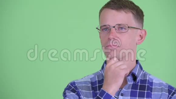 戴眼镜的快乐时髦男人的脸视频的预览图