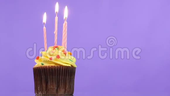 带有蜡烛紫色的生日蛋糕视频的预览图