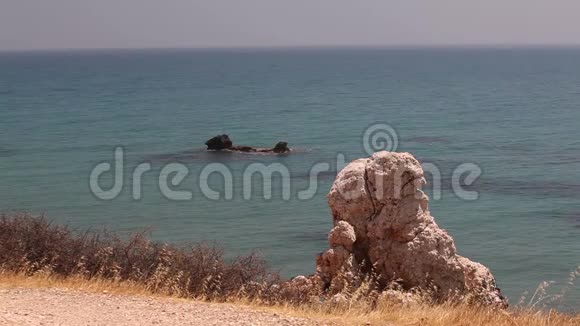 阿芙罗狄蒂的游泳池岩石般的海滩高高的悬崖蓝天和大海海岸上有岩石没有人视频的预览图