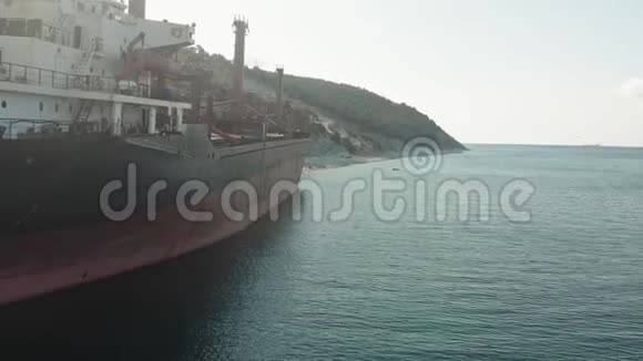 货船在海上搁浅视频的预览图
