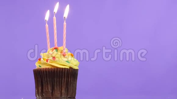 带有蜡烛紫色的生日蛋糕视频的预览图