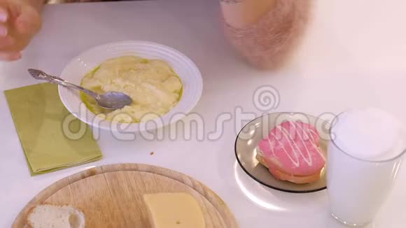 女人在厨房吃早餐视频的预览图