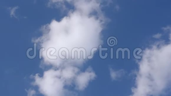 茫茫蓝天中白色蓬松的云朵视频的预览图