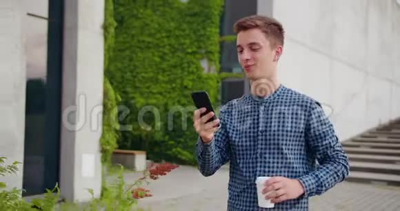 年轻人用电话外门视频的预览图