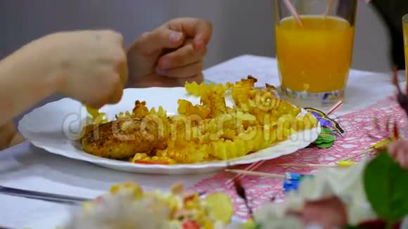 法式炸薯条和牛排土豆片人餐厅用餐视频的预览图