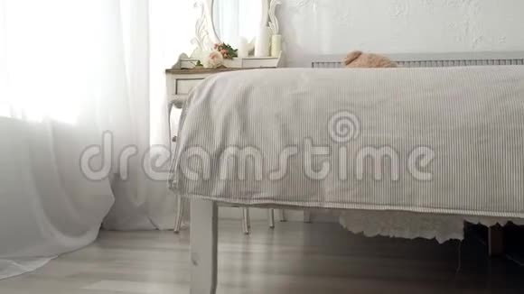 我梦想的卧室跟踪拍摄优雅的卧室在一个时尚经典设计的家庭与当代感觉视频的预览图