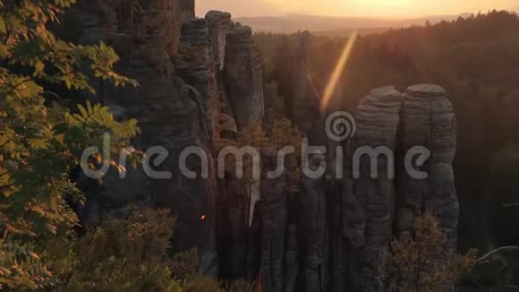 雄伟的岩石景观视频的预览图