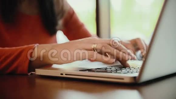 女人在笔记本电脑上打字在咖啡馆里电脑静态视频的预览图