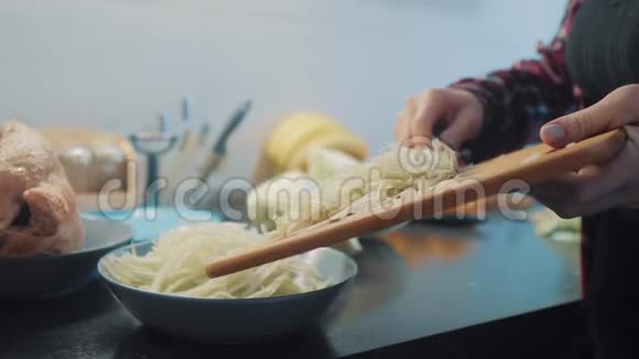 厨房里的女人准备一顿饭的概念厨房里的女孩用刀子切菜做素食者视频的预览图