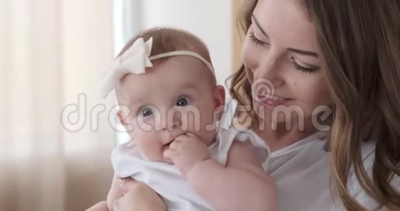 快乐的妈妈和可爱的宝贝女儿在家视频的预览图