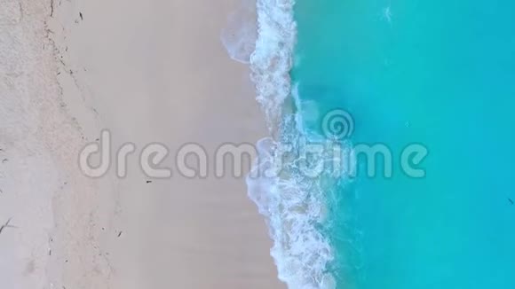 海上和岩石的空中景色从顶部看绿松石水背景夏天从空气中渗出努萨克林金海滩视频的预览图