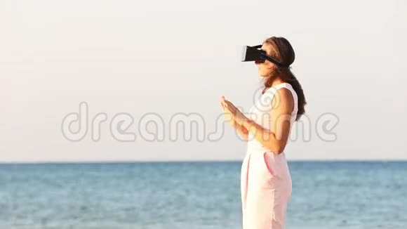 戴着虚拟现实眼镜的女人视频的预览图