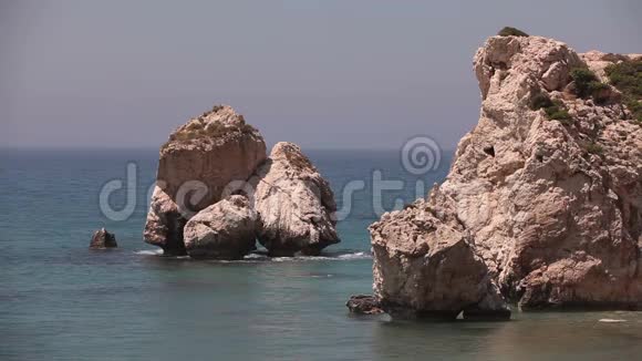 阿芙罗狄蒂的游泳池岩石般的海滩高高的悬崖蓝天和大海海岸上有岩石没有人视频的预览图