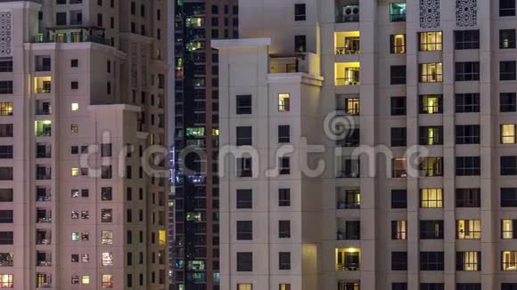 阿拉伯联合酋长国迪拜的JBR夜景与住宅摩天大楼视频的预览图