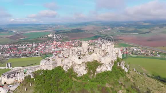在斯皮斯城堡的空中无人机视野斯洛伐克古堡斯皮斯基赫拉德视频的预览图