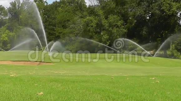 水喷淋舞穿越高尔夫球场视频的预览图