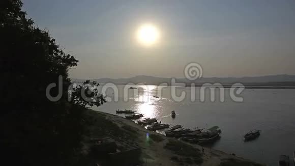 伊洛瓦底江日落视频的预览图