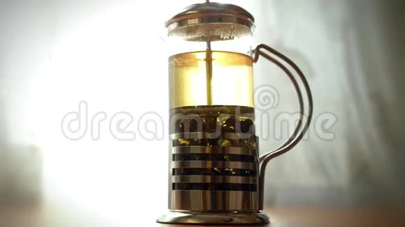 慢镜头玻璃茶壶与盛开的茶视频的预览图