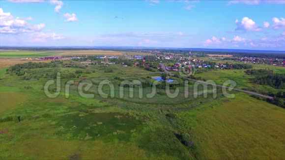 从空中俯瞰俄罗斯村庄的田野视频的预览图