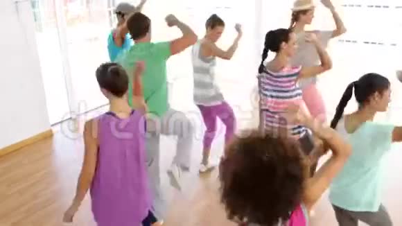 伦巴班在演播室跳舞视频的预览图
