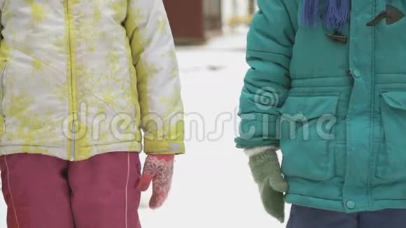 小男孩和女孩牵手友好视频的预览图