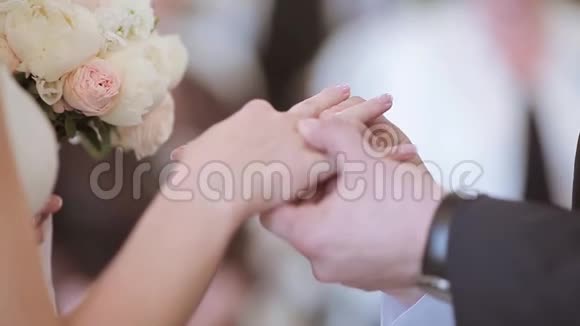 美丽的新娘和英俊的新郎互相戴着戒指视频的预览图