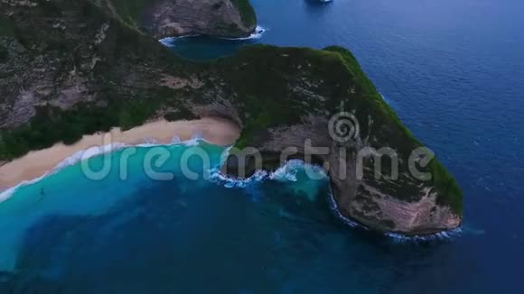 美丽的观点Kelingking海滩在努沙佩尼达岛巴厘岛印度尼西亚无人视野视频的预览图