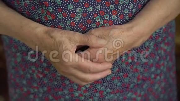 老妇人皱了皱手快关门视频的预览图