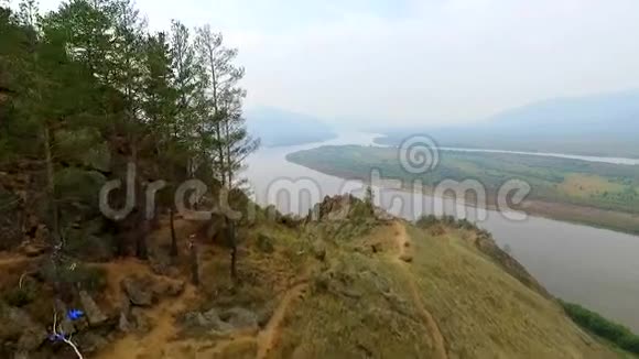 俄罗斯布里亚塔在雾中飞过河流的鸟瞰图视频的预览图