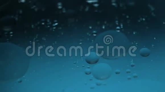 浮油滴在水面上视频的预览图