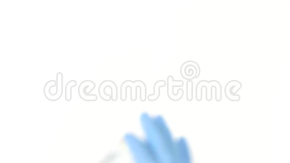 双手戴蓝色手套拿着真血管视频的预览图